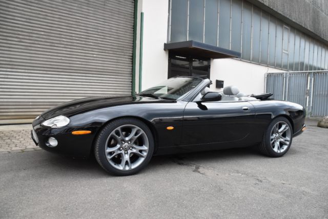 Thumbnail von Кабриолет Jaguar XK8 4,2L Piano черный, отличное состояние