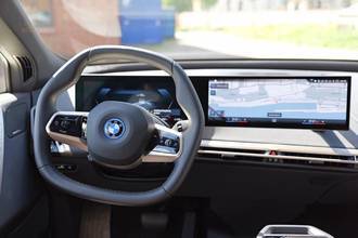 Thumbnail von BMW IX 40 XDrive Panorama-Glasdach