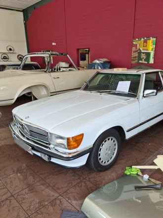 Mercedes Benz 560 SL (R 107) in Topzustand