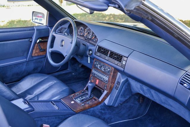 Thumbnail von Mercedes-Benz SL 300, Duits voertuig, onderhoudsboekje bijgehouden