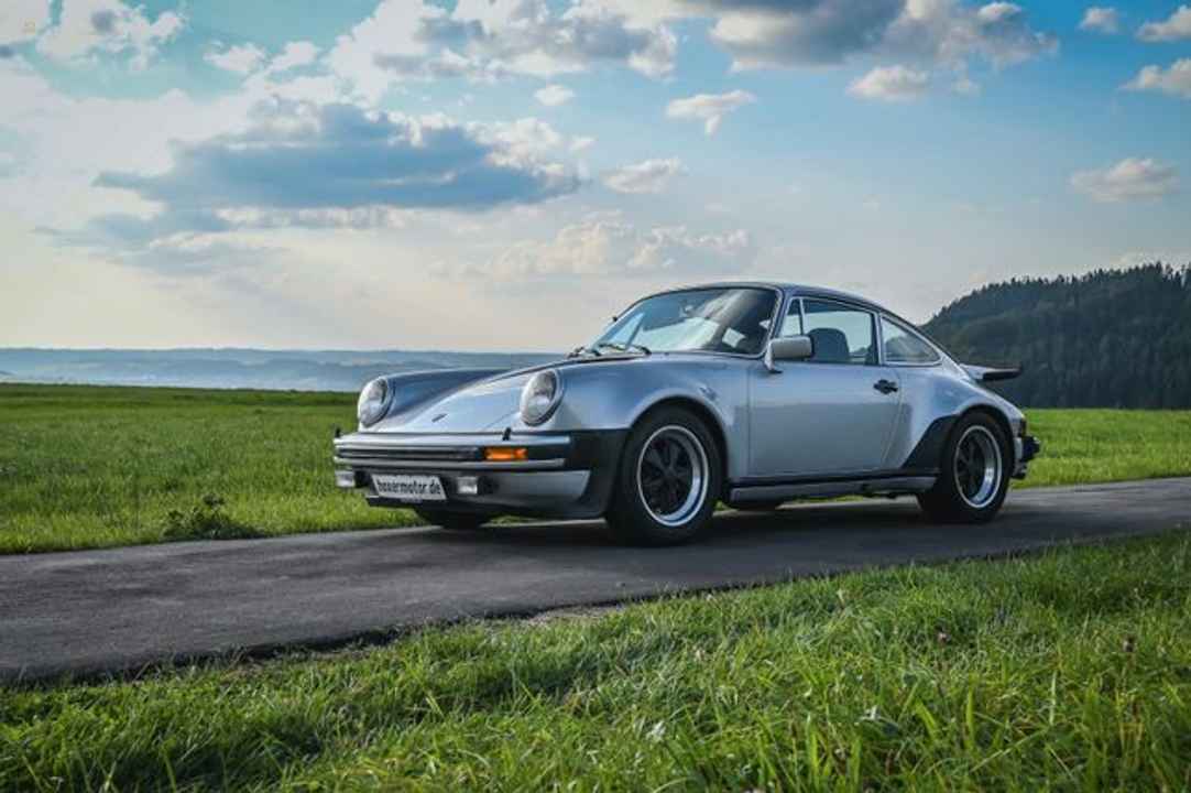 Porsche 930 (911) 3,0l turbo Carrera *sans toit ouvrant*