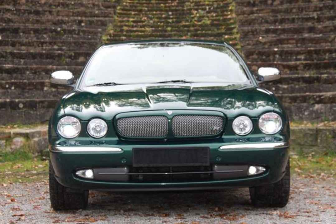 Jaguar, 3 yıl garanti ile çok bakımlı XJR