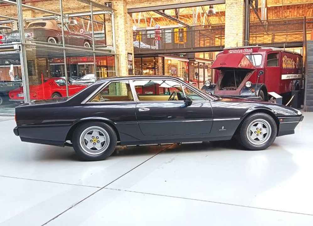 Ferrari 412i - Modelo suizo con transmisión manual de 5 velocidades