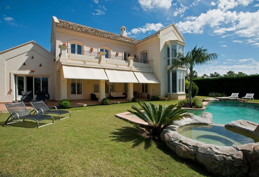 Luxus-Villa in Monte Halcones R2524430