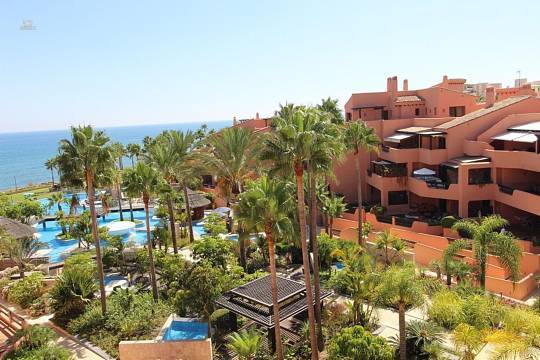 ***LUXURIÖSES DUPLEX-PENTHOUSE IN ERSTER STRANDLINIE VON MAR AZUL IN ESTEPONA***