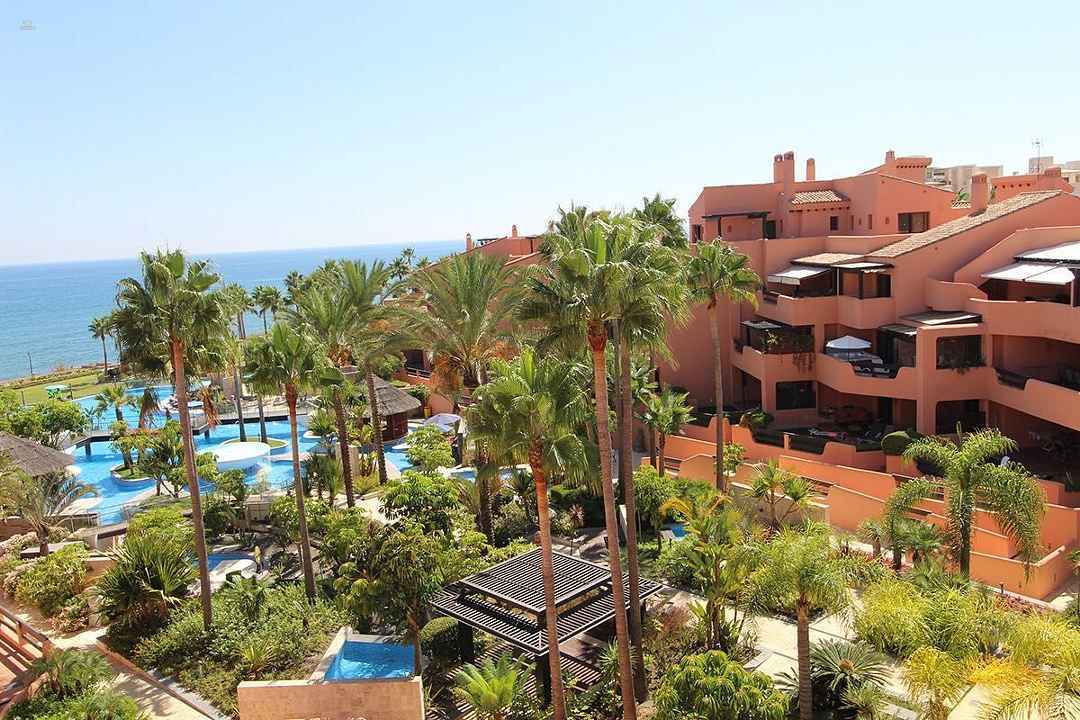 ***LUXURIÖSES DUPLEX-PENTHOUSE IN ERSTER STRANDLINIE VON MAR AZUL IN ESTEPONA***