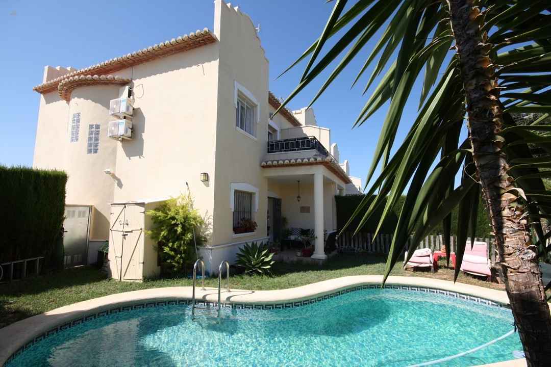 ***Nähe Denia, sehr gut gelegene Doppelhaushälfte in einer kleinen Urbanisation mit Pool in Vergel***