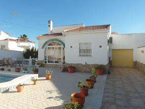 ***Einfamilienhaus im Villenstyle mit 4 Schlafzimmern, Garage und privatem Pool***