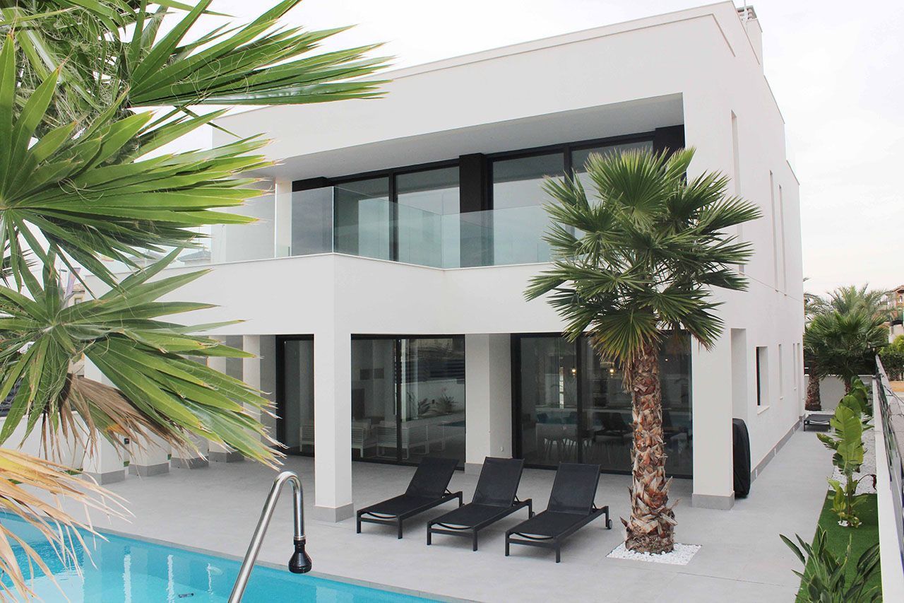 ***Wunderschöne 5-Zimmer-Villen mit Privatpool nur 500 m vom kilometerlangen Sandstrand***