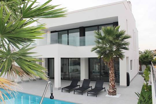 ***Wunderschöne 5-Zimmer-Villen mit Privatpool nur 500 m vom kilometerlangen Sandstrand***