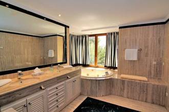 Thumbnail von Luxus-Villa in Sierra Blanca R2806271