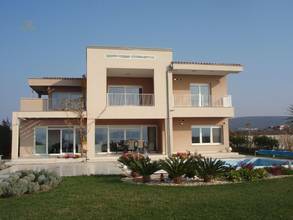 Moderne Villa in sehr gefragter Lage direkt am Strand