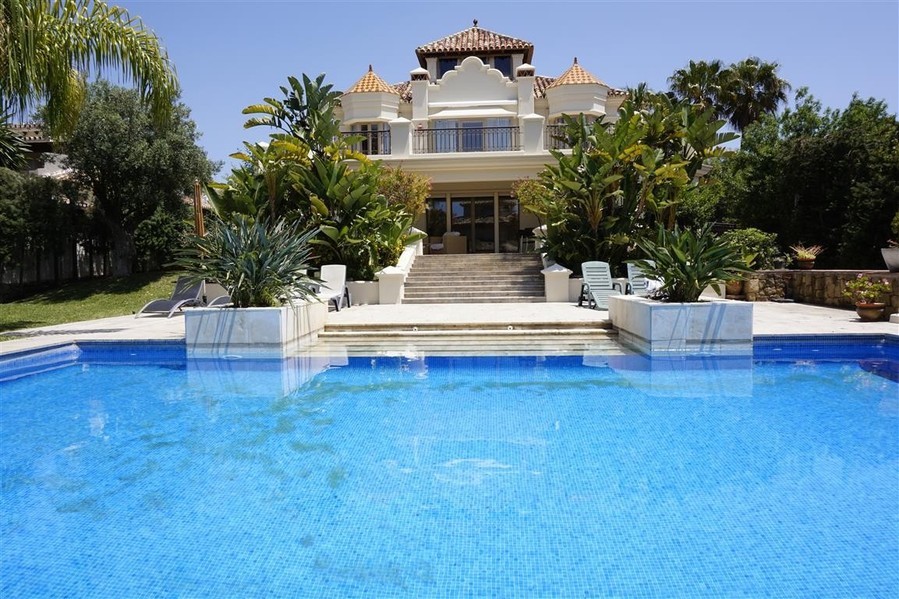 Luxus-Villa in Las Chapas R2746250