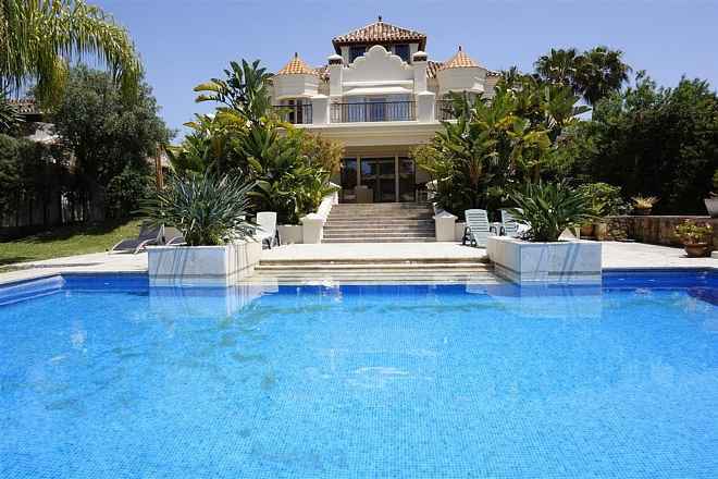 Luxus-Villa in Las Chapas R2746250