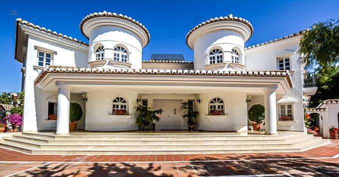 Luxus-Villa in Hacienda las Chapas R2440913