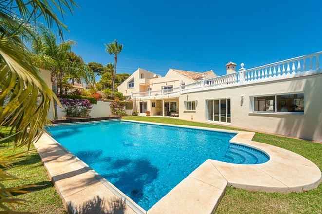 Luxus-Villa in Las Chapas R2708666