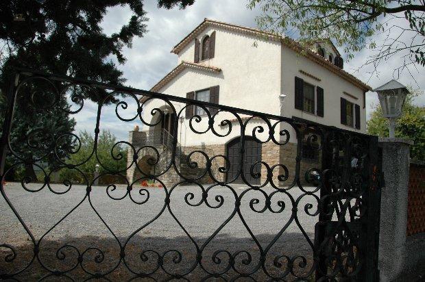 Charmante Villa auf eigenem Hügel