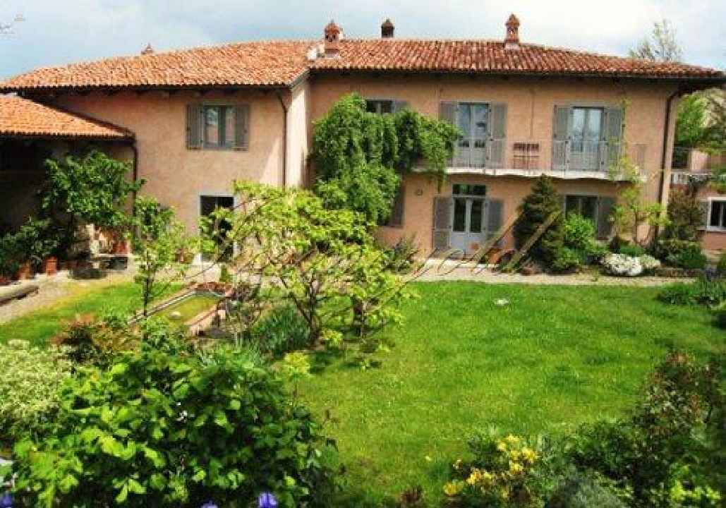 Ein Traumhaus in den grünen Hügeln des Süd-Piemont