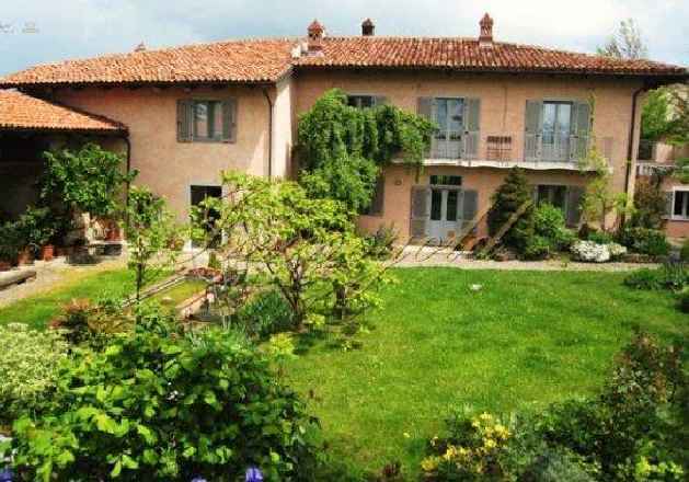 Ein Traumhaus in den grünen Hügeln des Süd-Piemont