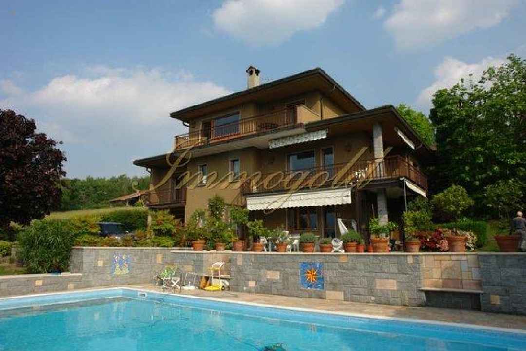 Gepflegte, große Villa in Orts- und Seenähe mit Pool und Traumseeblick.