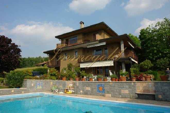 Gepflegte, große Villa in Orts- und Seenähe mit Pool und Traumseeblick.