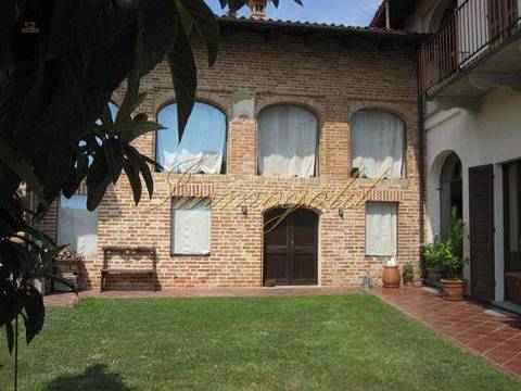 Residieren im alten Herrenhaus der Grafen Roero… Bei Alba – Roero, ein besonderes Anwesen sucht einen neuen Besitzer.