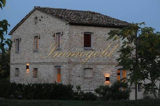 Immogold hübsches Landhaus in den grünen Hügeln der Marken nahe Senigallia mit sechs Gästewohnungen und Pool