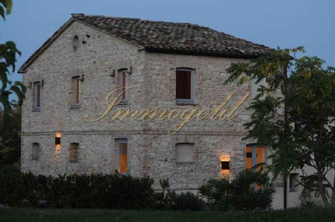 Immogold hübsches Landhaus in den grünen Hügeln der Marken nahe Senigallia mit sechs Gästewohnungen und Pool
