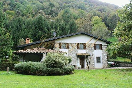 Tolles Landhaus in super Naturlage am Lago D'Endine, mit herrlichem Panoram.