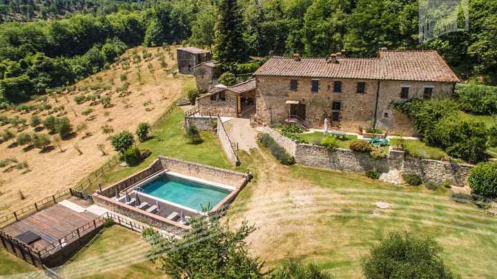 Charmantes Rustico in fantastischer Panoramalage mit Blick auf Siena