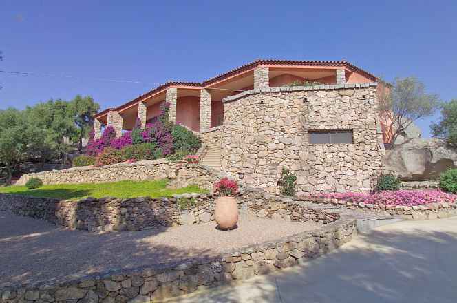 traumhafte Villa mit 200 m² Wohnfläche und 10.000 m² Garten