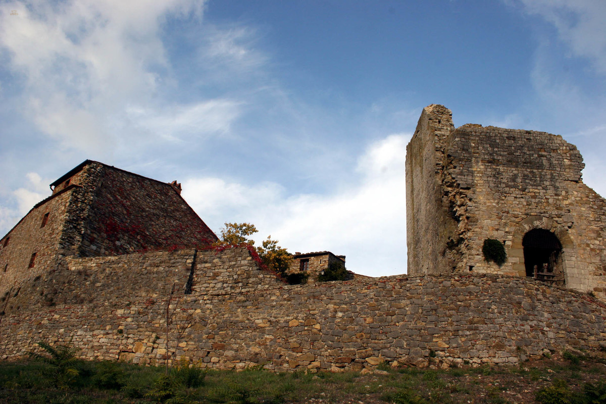 künstlerisch renoviertes Turmgebäude aus dem Jahr 973 mit 180 m² Wohnfläche und Panoramablick