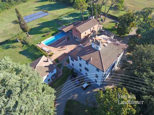 historische Villa mit Pool und Tennisplatz bei Arezzo
