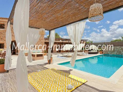 MODERNES CHALET MIT TYPISCH MALLORQUINISCHEN ELEMENTEN UND LUXERIÖSEM AMBIENTE