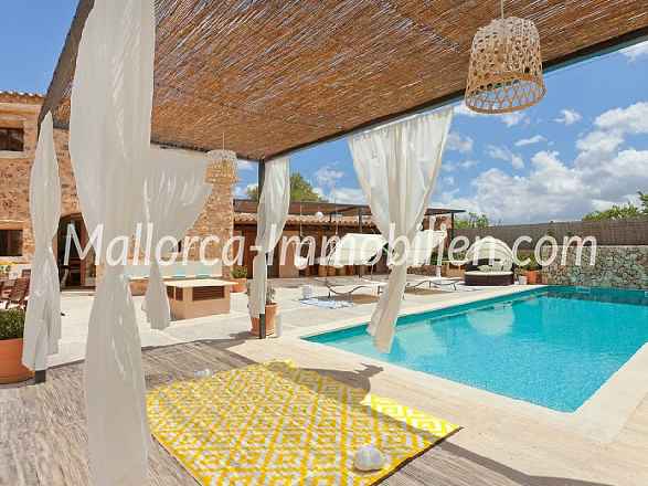MODERNES CHALET MIT TYPISCH MALLORQUINISCHEN ELEMENTEN UND LUXERIÖSEM AMBIENTE