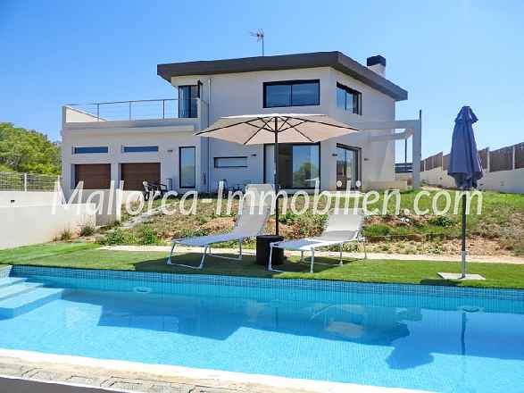 MODERNES ARCHITEKTENHAUS IN VILLENLAGE MIT BLICK BIS ZUR PLAYA DE PALMA
