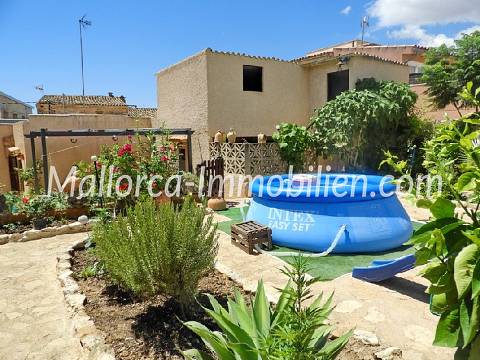 RENOVIERTES DORFHAUS MIT BLICK INS GRÜNE UND ZUM SANT SALVADOR