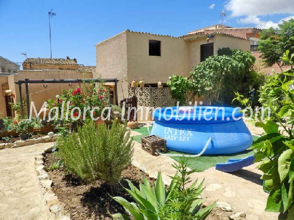 RENOVIERTES DORFHAUS MIT BLICK INS GRÜNE UND ZUM SANT SALVADOR