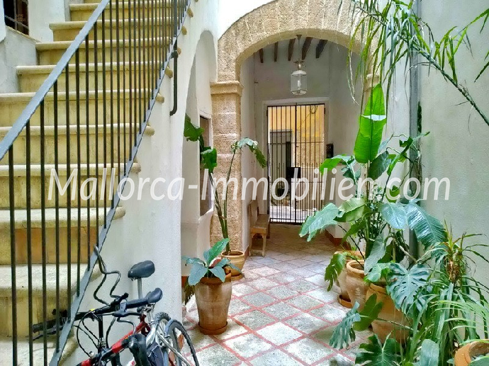 NEU RENOVIERTES 4 SCHLAFZIMMER APPARTEMENT NÄHE DER KATHEDRALE