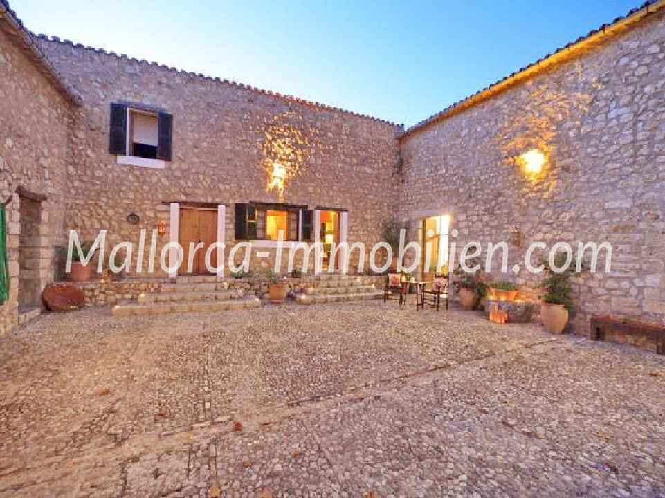 HERRSCHAFTLICHES FINCA-ANWESEN MIT TRAUMBLICK AUF ALARÒ