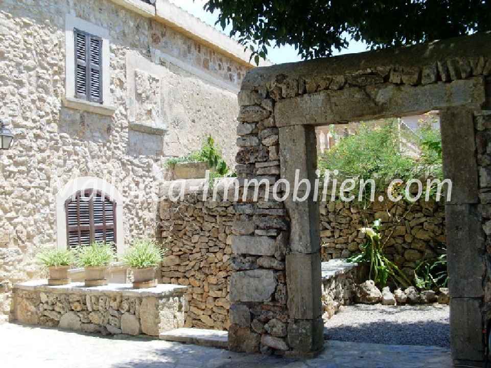 RENOVIERTE FINCA IN GROSSEM GEHÖFT MIT POOL