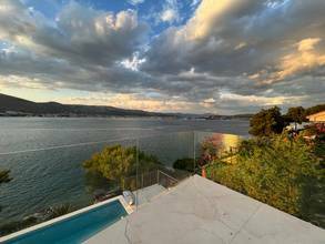 Thumbnail von Moderne Luxusvilla mit Swimmingpool direkt am Meer, Insel Ciovo