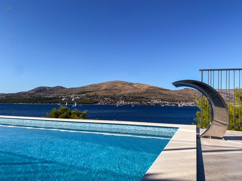 Moderne Luxusvilla mit Swimmingpool direkt am Meer, Insel Ciovo