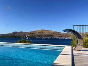 Thumbnail von Moderne Luxusvilla mit Swimmingpool direkt am Meer, Insel Ciovo