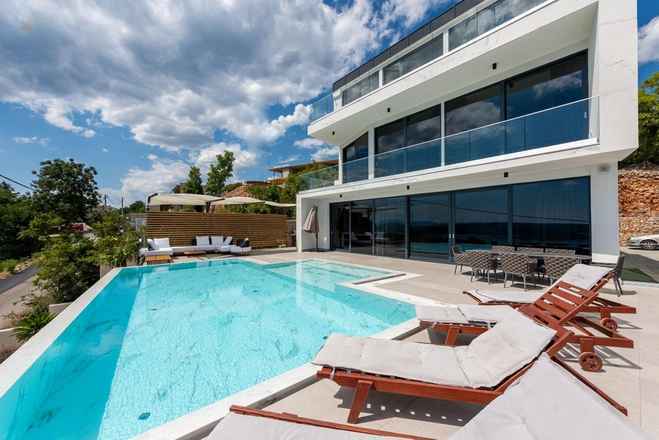 Luxuriöse Villa im modernen Stil mit Panorama-Meerblick
