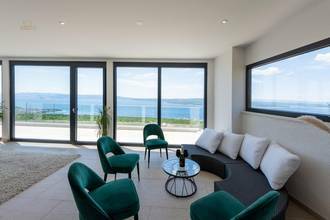 Thumbnail von Luxuriöse Villa im modernen Stil mit Panorama-Meerblick