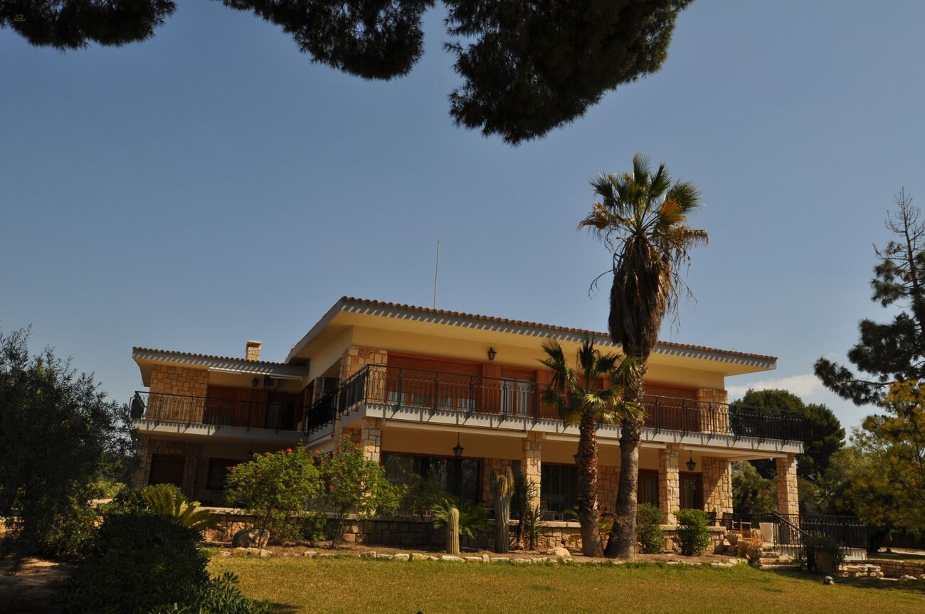 Villa For Sale in Elda, Alicante