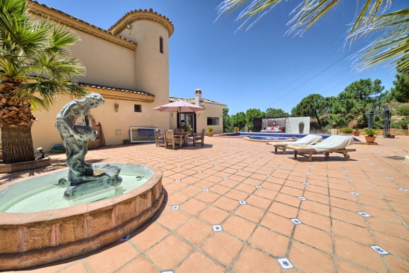 Villa For Sale in Estepona, Málaga