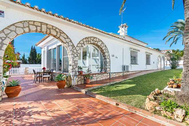 Villa For Sale in Sierrezuela, Málaga