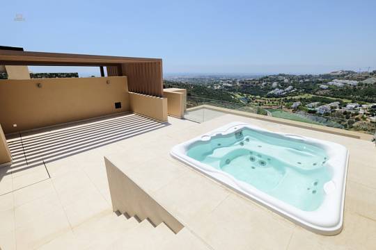 Apartment For Sale in Benahavis, Málaga